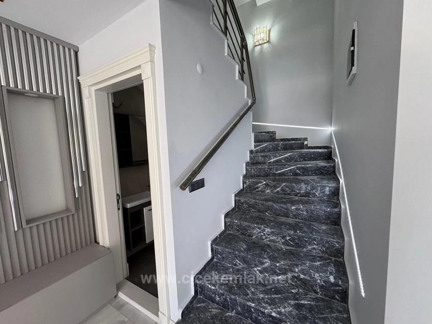 3+1 Villa Zum Verkauf Im Zentrum Von İzmir Seferihisar Ürkmez, Nur 40 Meter Vom Meer Entfernt