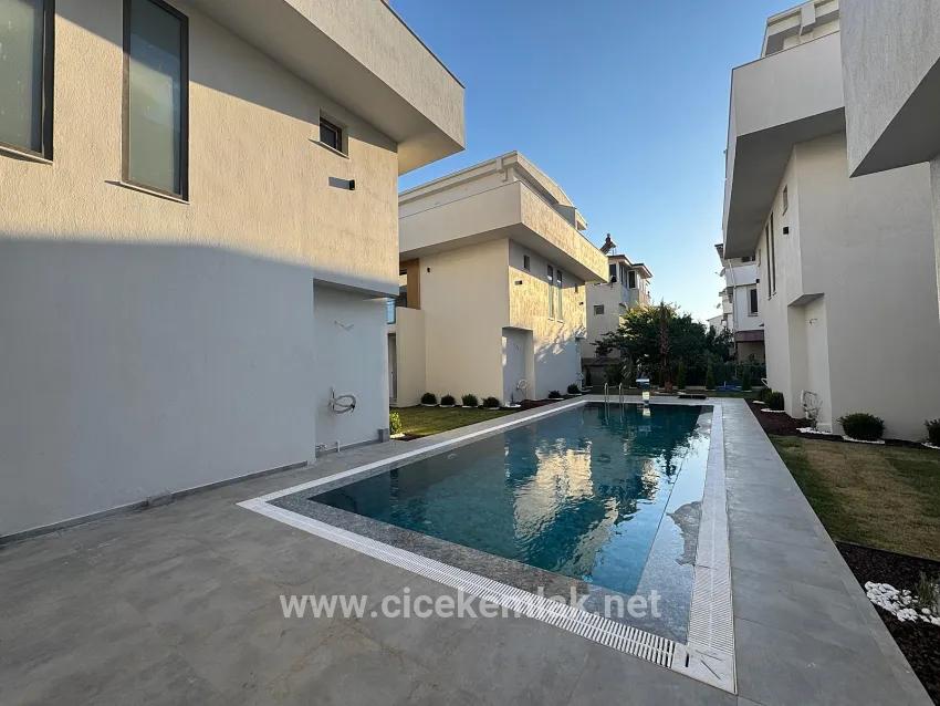 İzmir Seferihisar Ürkmez Zentrum In Einer Zum Verkauf Stehenden Anlage Mit Swimmingpool 3+1 Villa