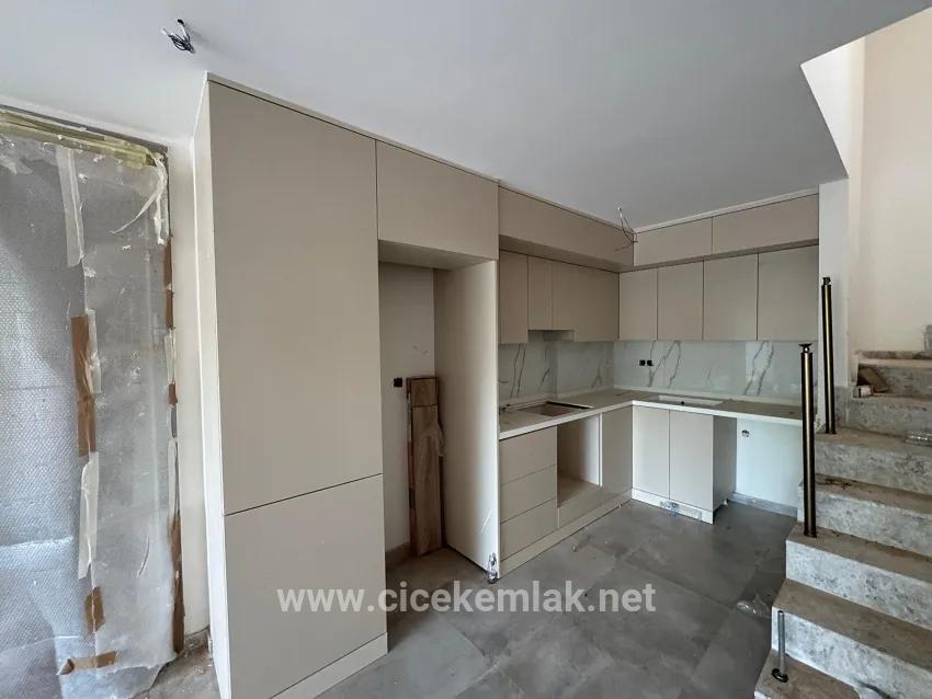 İzmir Seferihisar Ürkmez Zentrum In Einer Zum Verkauf Stehenden Anlage Mit Swimmingpool 3+1 Villa