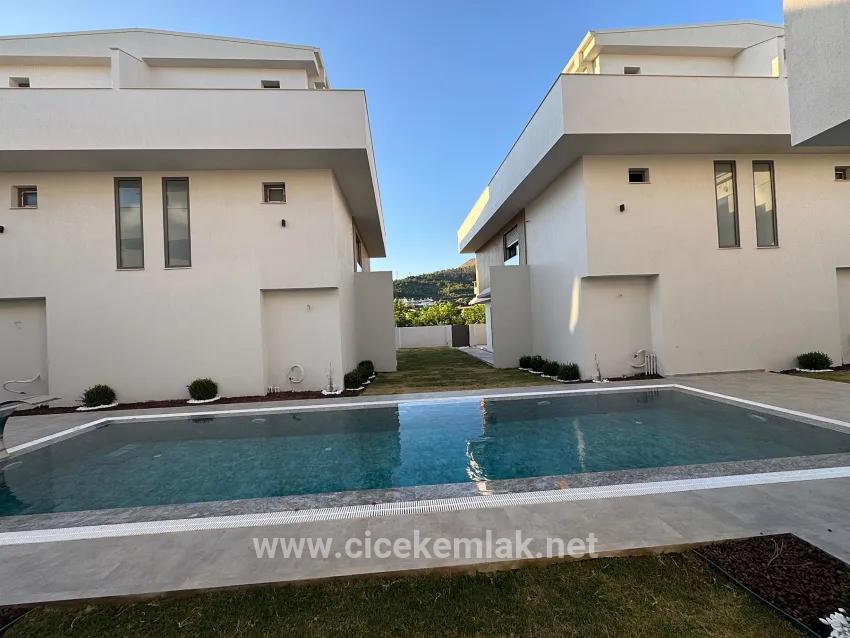 İzmir Seferihisar Ürkmez Zentrum In Der 3+1 Schwimmbad-villa Zum Verkauf