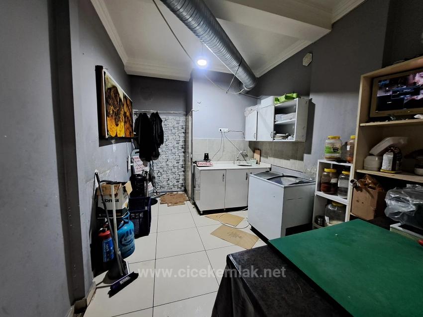 Geschäft Zum Verkauf Im Ürkmez Center, Seferihisar, İzmir.