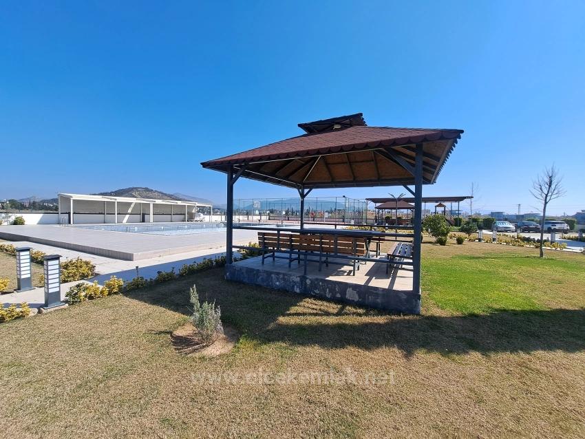 1+1-Apartment Zum Verkauf In Einer Anlage Mit Swimmingpool In Doğanbey, Seferihisar, İzmir