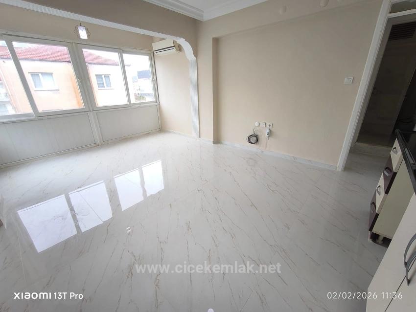 2+1 Wohnung Zum Verkauf Im Zentrum Von Ürkmez, Seferihisar, İzmir, Nur 150 Meter Vom Meer Entfernt.