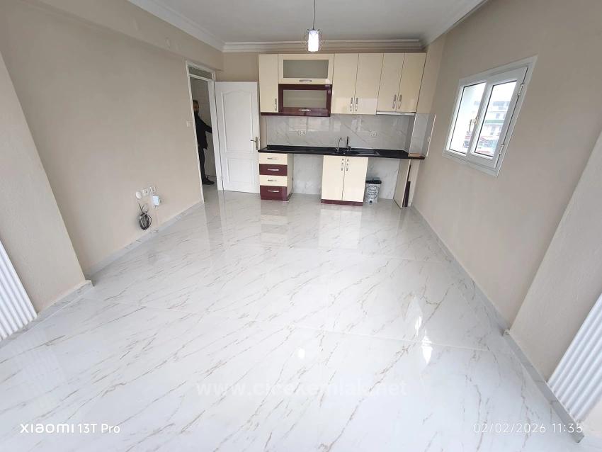 2+1 Wohnung Zum Verkauf Im Zentrum Von Ürkmez, Seferihisar, İzmir, Nur 150 Meter Vom Meer Entfernt.