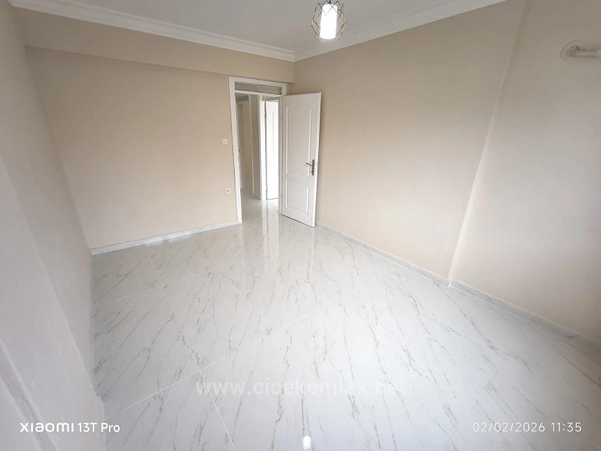 2+1 Wohnung Zum Verkauf Im Zentrum Von Ürkmez, Seferihisar, İzmir, Nur 150 Meter Vom Meer Entfernt.