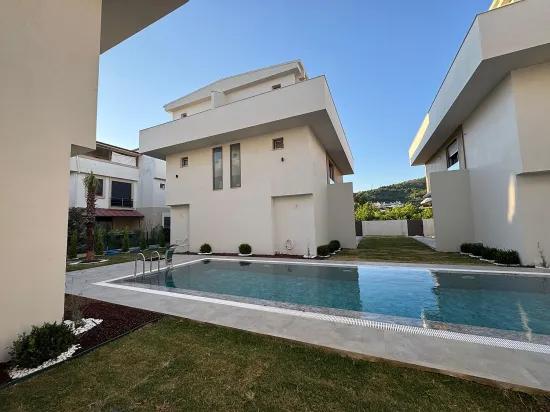 İzmir Seferihisar Ürkmez Zentrum In Einer Zum Verkauf Stehenden Anlage Mit Swimmingpool 3+1 Villa