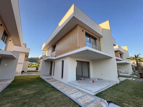 İzmir Seferihisar Ürkmez Zentrum In Einer Zum Verkauf Stehenden Anlage Mit Swimmingpool 3+1 Villa
