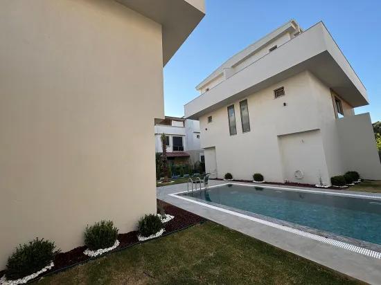 İzmir Seferihisar Ürkmez Zentrum In Der 3+1 Schwimmbad-villa Zum Verkauf
