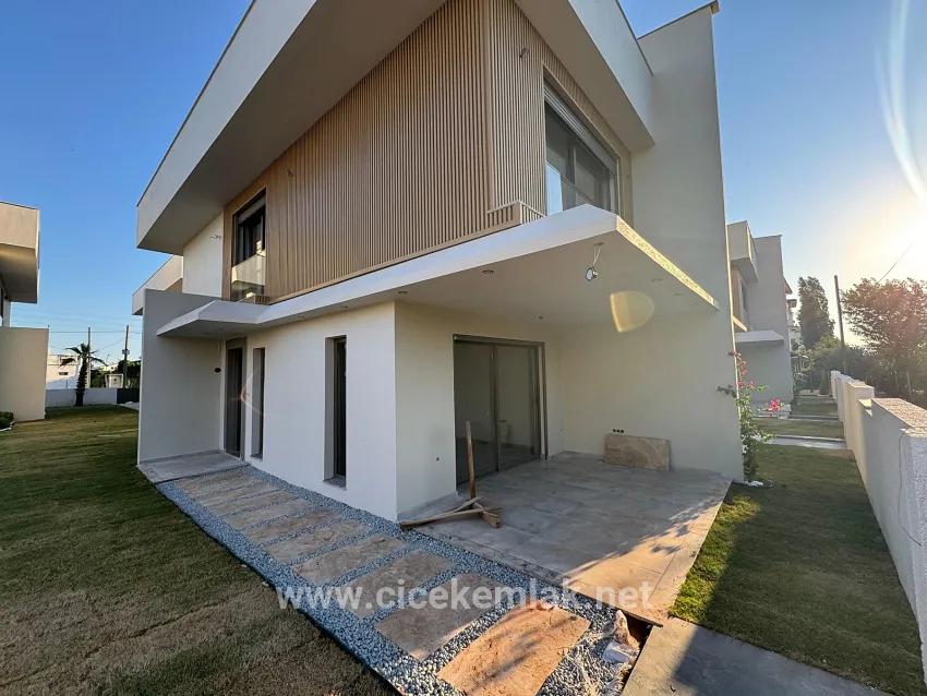 İzmir Seferihisar Ürkmez Centre In Swimming Pool Site 3+1 Villa For Sale