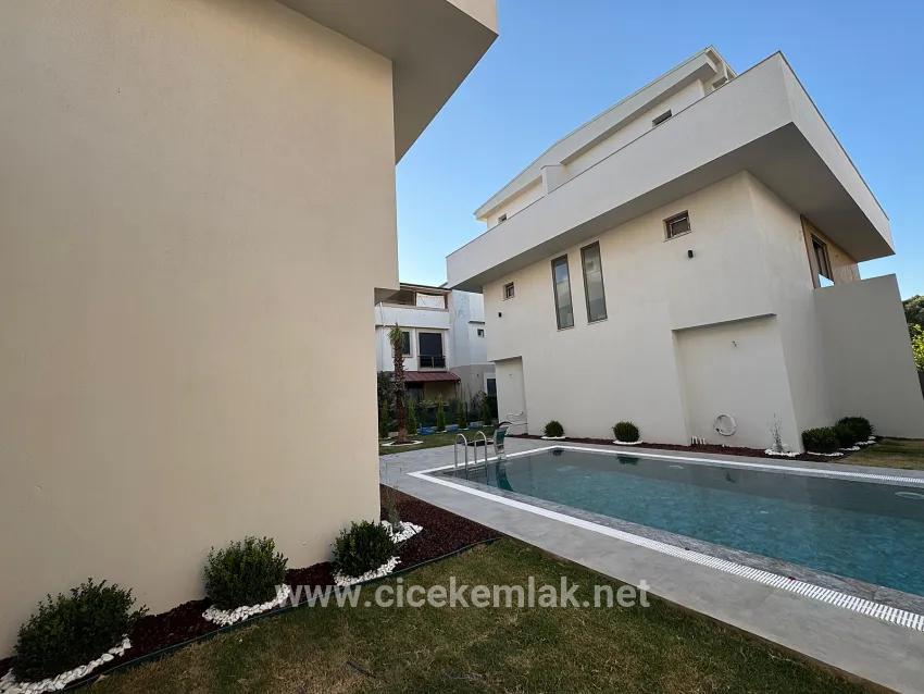 Izmir Seferihisar Urkmez Centre In 3+1 Pool Villa For Sale