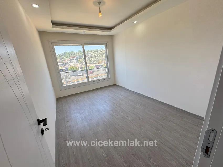 İzmir Seferihisar Ürkmez Centre For Sale 4+1 Lift-equipped Flat