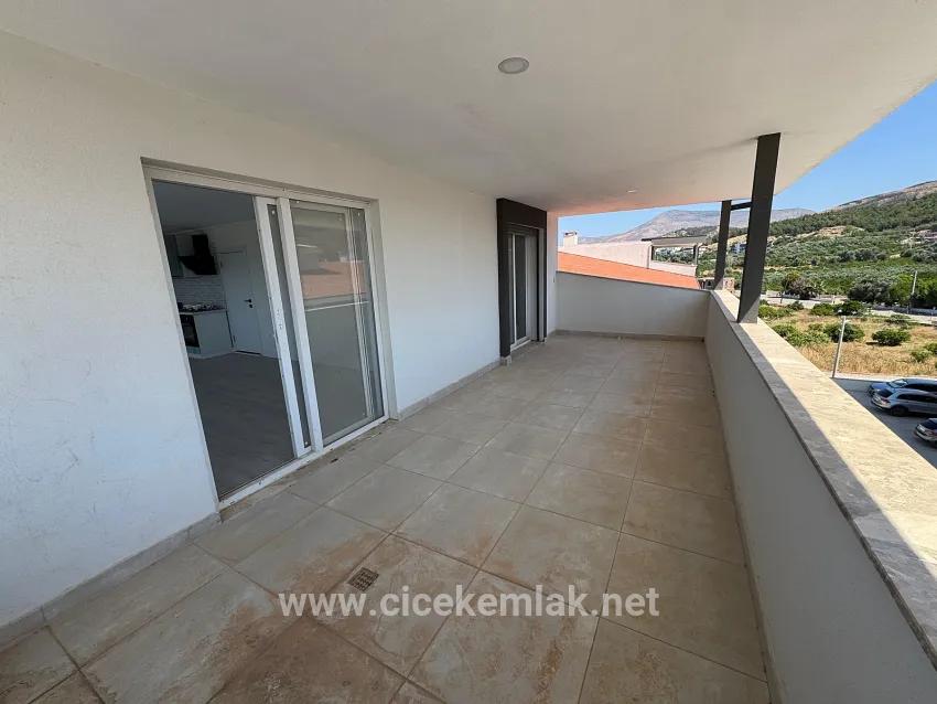 İzmir Seferihisar Ürkmez Centre For Sale 4+1 Lift-equipped Flat
