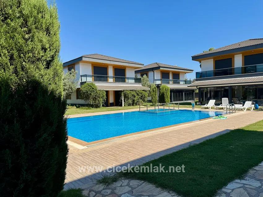 Для продажи Вилла 3+1 в Cumhuriyet Seferihisar Doğanbey - 280 m²