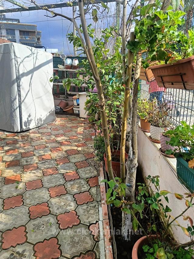 Квартира 2+1 С Садом На Продажу В Измире, Сеферихисар, Центр Юрмез