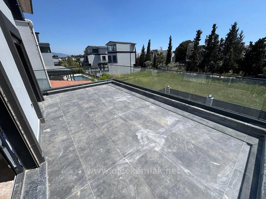 İzmir Seferihisar Doğanbey De Satılık Havuzlu 3+1 Villa