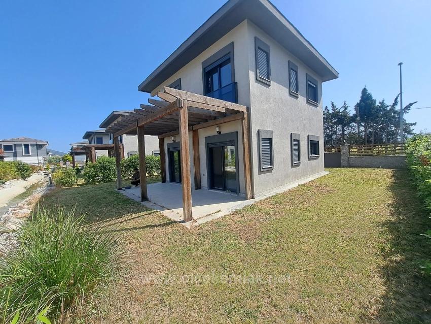 Seferihisar Doğanbey Cumhuriyet Mah. Satılık 3+1 Villa - 170 m²