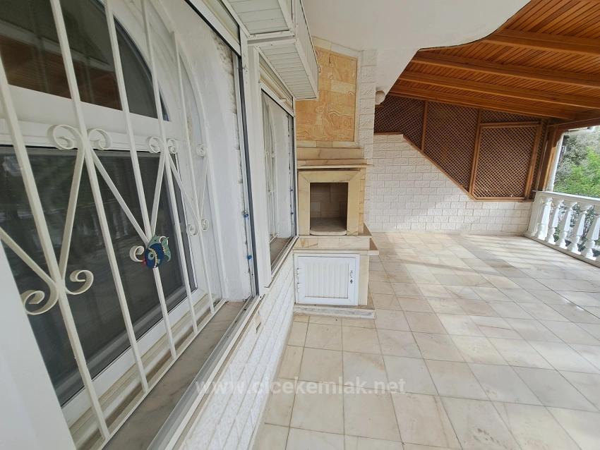 İzmir Seferihisar Doğanbey De Satılık 4+1 Havuzlu Site İcerisinde Villa