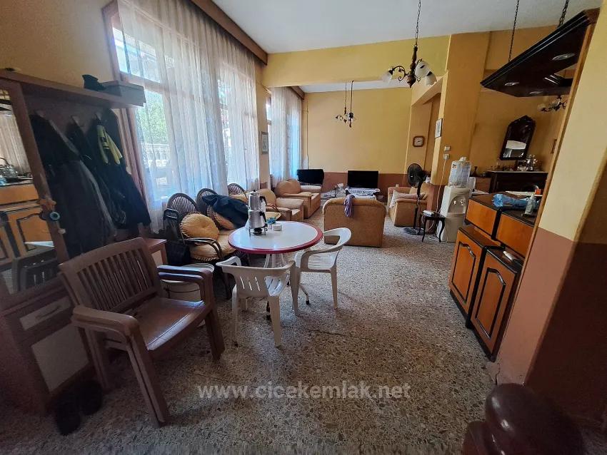 İzmir Seferihisar Ürkmez'de Denize 20 Metre Mesafede Satılık 5+1 Villa