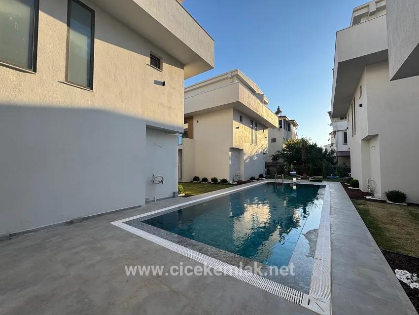 İzmir Seferihisar Ürkmez Merkez'de Satılık Havuzlu Sitede İçerisinde 3+1 Villa
