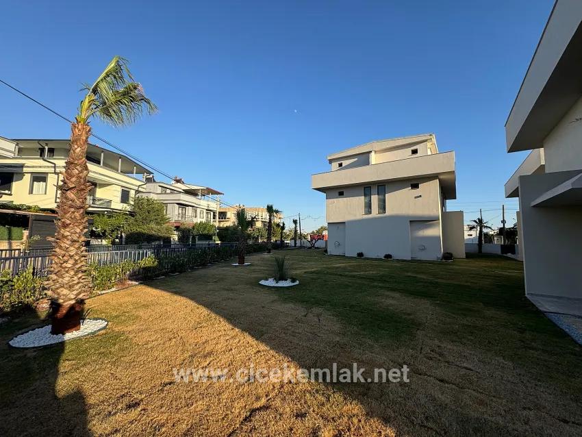 İzmir Seferihisar Ürkmez Merkez'de Satılık Havuzlu Sitede İçerisinde 3+1 Villa