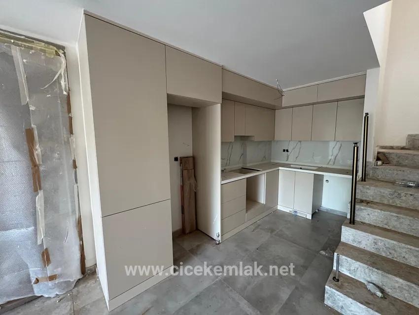 İzmir Seferihisar Ürkmez Merkez'de Satılık Havuzlu Sitede İçerisinde 3+1 Villa