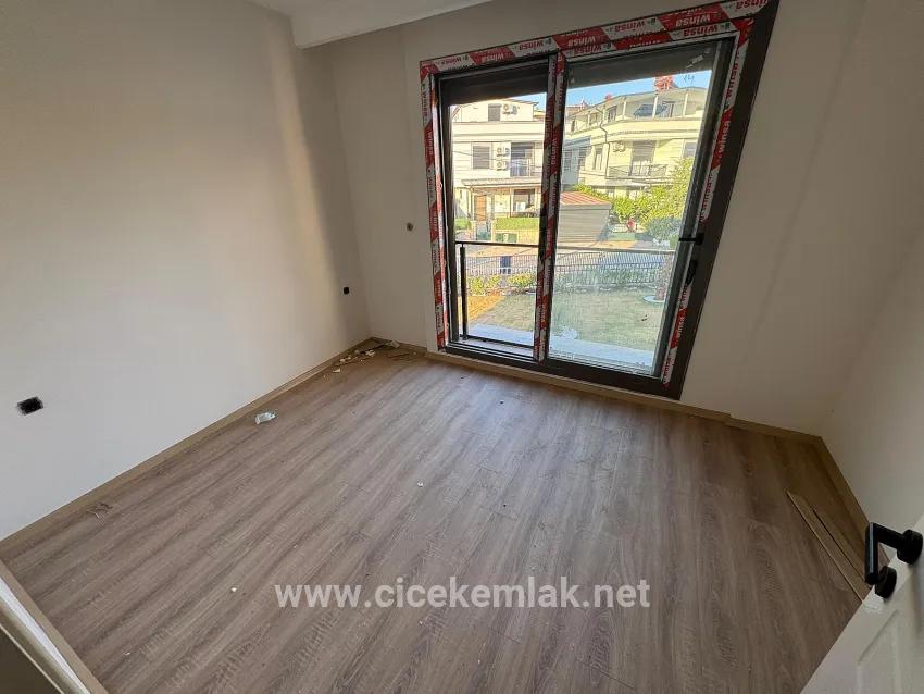 İzmir Seferihisar Ürkmez Merkez'de Satılık Havuzlu Sitede İçerisinde 3+1 Villa