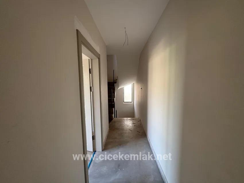 İzmir Seferihisar Ürkmez Merkez'de Satılık Havuzlu Sitede İçerisinde 3+1 Villa