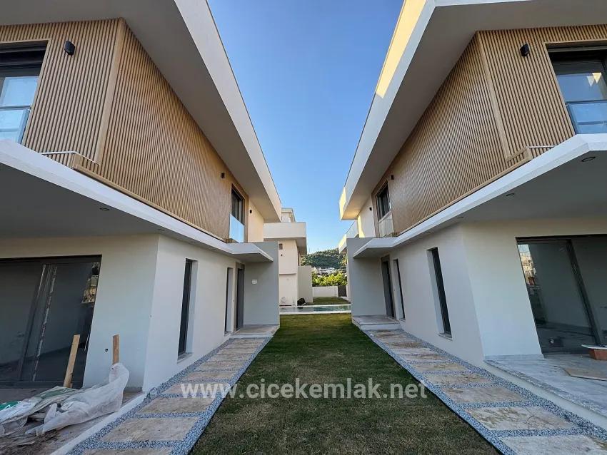 İzmir Seferihisar Ürkmez Merkez'de Satılık Havuzlu Sitede İçerisinde 3+1 Villa