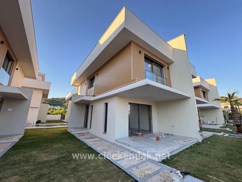 İzmir Seferihisar Ürkmez Merkez'de Satılık 3+1 Havuzlu Villa