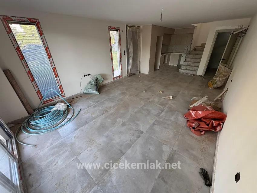 İzmir Seferihisar Ürkmez Merkez'de Satılık 3+1 Havuzlu Villa