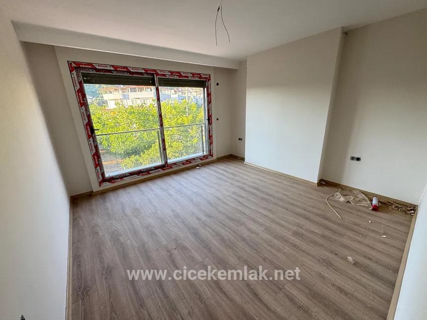 İzmir Seferihisar Ürkmez Merkez'de Satılık 3+1 Havuzlu Villa