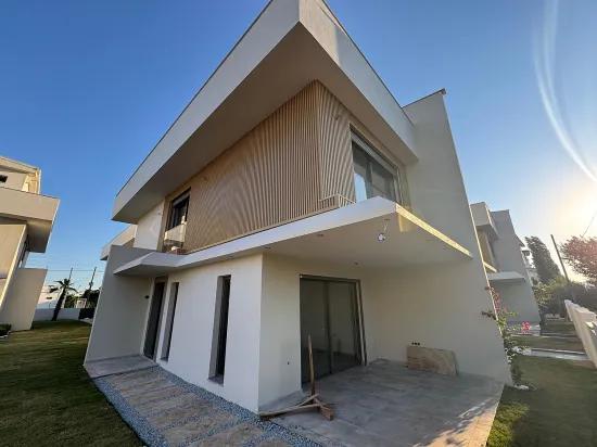 İzmir Seferihisar Ürkmez Merkez'de Satılık Havuzlu Sitede İçerisinde 3+1 Villa